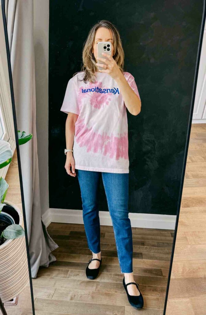 Long kensational tshirt with slim jeans with black ballerina flats outfit.