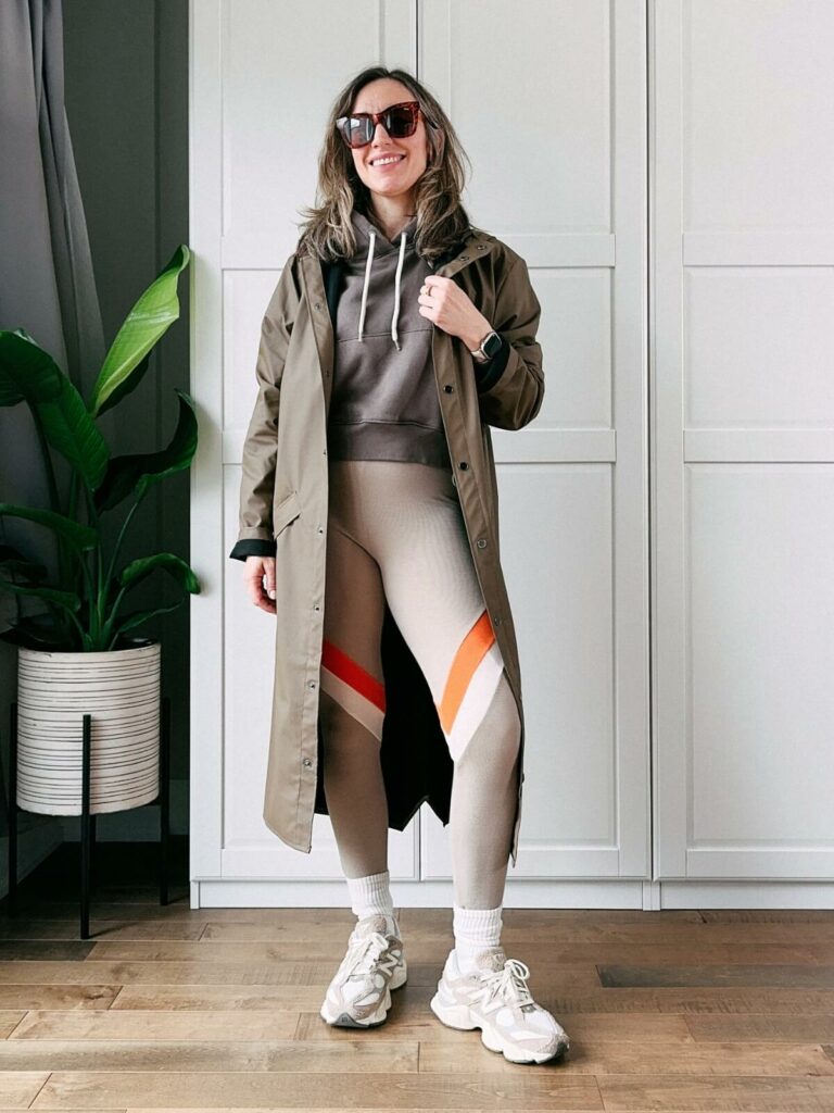 Beige Tone on tone athleisure outfit with leggings for Spring.