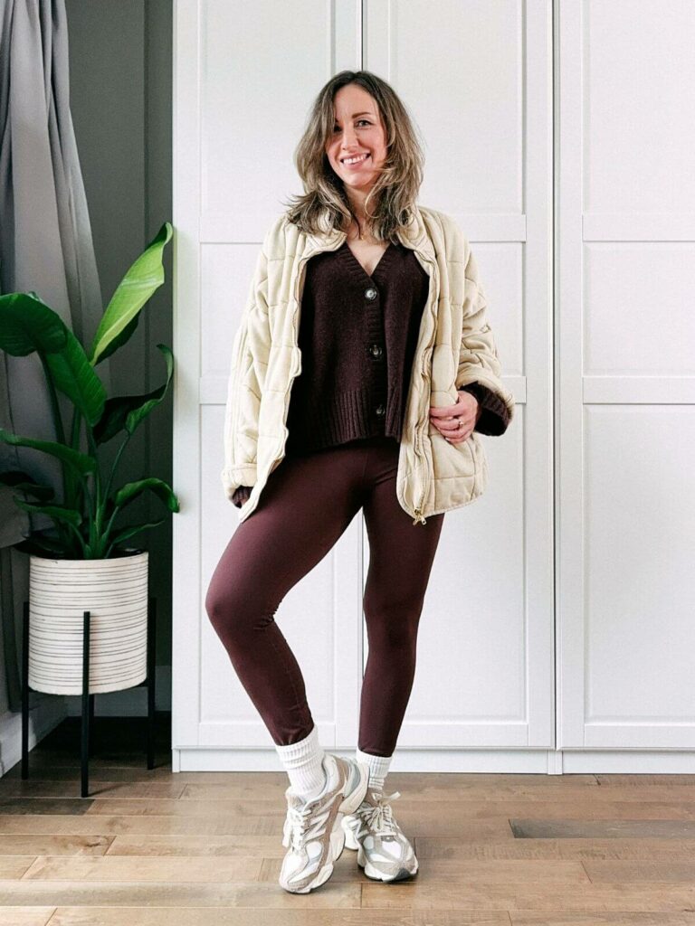 Mauve and beige Tone on tone athleisure outfit with leggings for Spring.